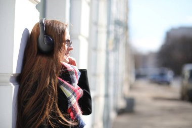 Güneşli havalarda bir yürüyüşte kız