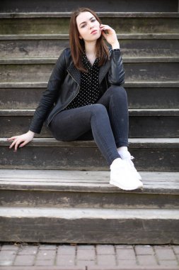 Bahar şehrin içinden bir yürüyüşte kız