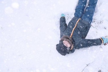 Çocuklar parkta ilk kar yürümek
