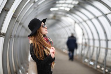 Şehrin orta kısmında bir yolda Fransız kadın