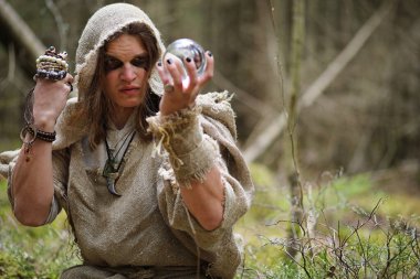 Karanlık bir ormanda bir ritüel bir cüppe içinde geçirir