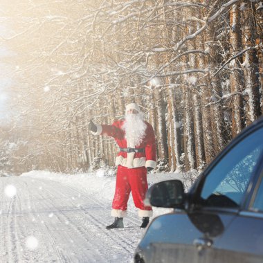 Noel Baba hediyeleri ile açık gelir. Noel Baba kırmızı bir SÜ