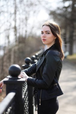 Bahar şehrin içinden bir yürüyüşte kız