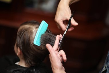 Küçük bir çocuk kuaförparlak duygular kesilmiş 