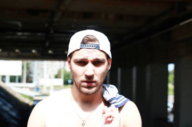 Bir sakallı bir genç adamla