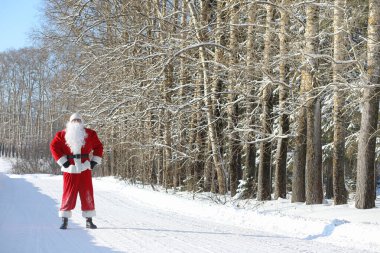 Noel Baba hediyeleri ile dışarıdan geliyor. Noel Baba kırmızı bir SÜ
