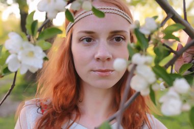 Bir sonbahar Parkta yürümek bir kız. Kızıl saçlı genç kız