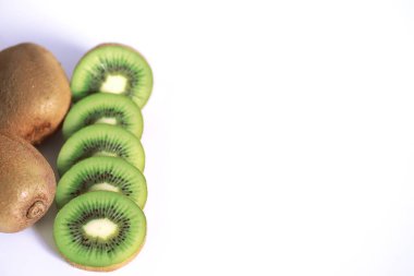 Bir kivi beyaz bir arka plan üzerine dilimlenmiş