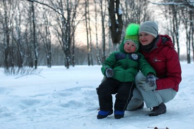 Kışın çocuklu genç bir aile