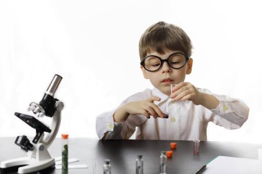 Genç bilim adamları kimyagerler. Doktor, laboratuvar asistanı.