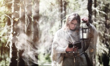 Peri sihirbaz. Bir büyücü bir cam Küre, büyülü bir büyü ile 