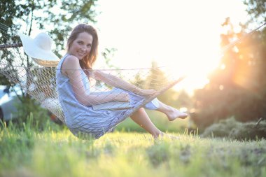 Güzel genç kız yalan ve bir kitap okuma
