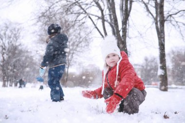 Çocuklar parkta ilk kar yürümek