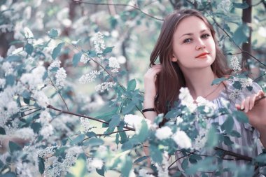 Bir kız bir bahar yeşil park