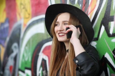 Şehrin içinde bir deri yelek sokak aşağı bir kız yürüyor bir 