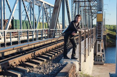 Adam açık havada ve endüstriyel yatay olarak bir elektro gitar ile