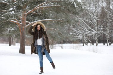 Güzel bir kış parkta güzel kız