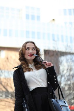 İş kadını binaların zemin üzerine sıkı giysiler