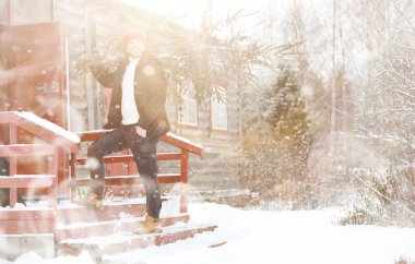 Sokakta kesilmiş bir Noel ağacı olan bir adam. N için Hazırlık