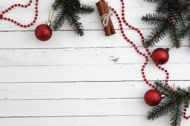 Yeni yıl geçmişi. Ahşap bir masa üzerinde ladin dalları. Orname