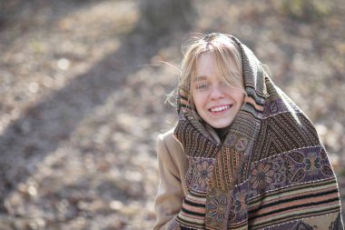 Sevimli sarışın bir Şehir Parkı içinde