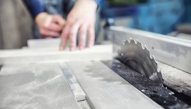 Araçları ve süreç içinde elektrikli testere ile atölye çalışması