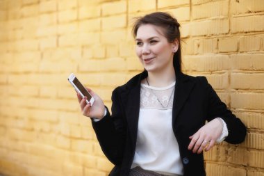 Sevimli kız bir sonbahar Park