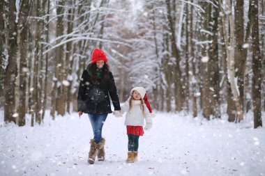 Bir kış masal, genç bir anne ve kızı bir kızak sürmek