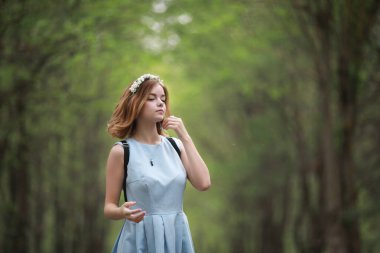 Yeşil Park mavi elbiseli kız