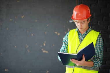 Kask ve inşaat koruyucu yelek Asyalı adam