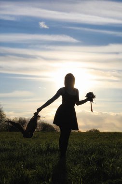 Parkta bir yürüyüş üzerinde şapkalı bir kız. Bir kızla bir sepet yürüyüş