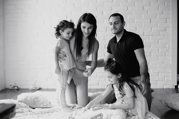 Молода сім'я з дочками — стокове фото