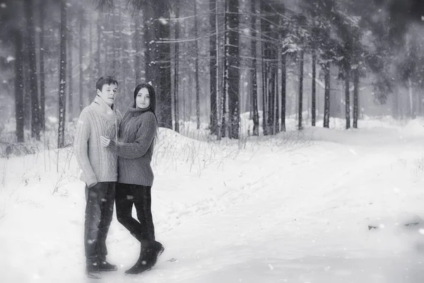 Una coppia amorevole in una passeggiata invernale. Uomo e donna ad un appuntamento nel — Foto Stock