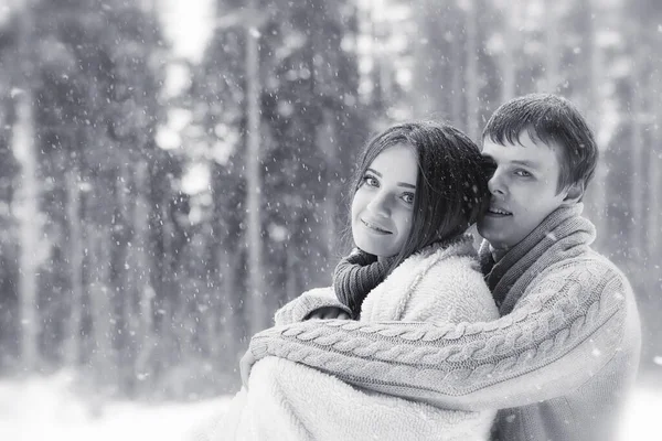 Ein Liebespaar auf einem Winterspaziergang. Mann und Frau bei einem Date im — Stockfoto