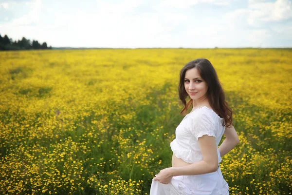 Mujer Embarazada Vestido Campo Flores —  Fotos de Stock