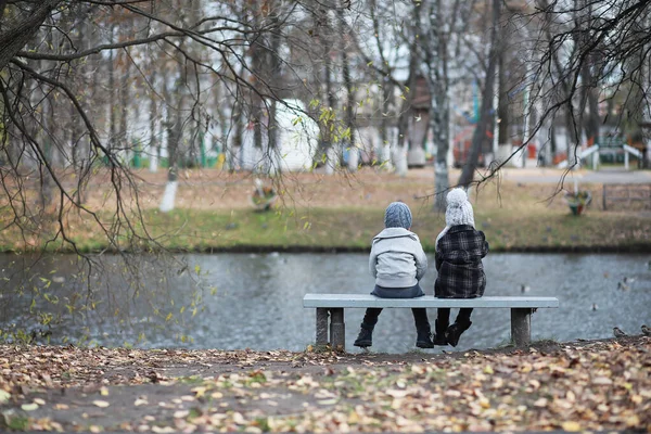 Los niños caminan en el parque de otoño —  Fotos de Stock