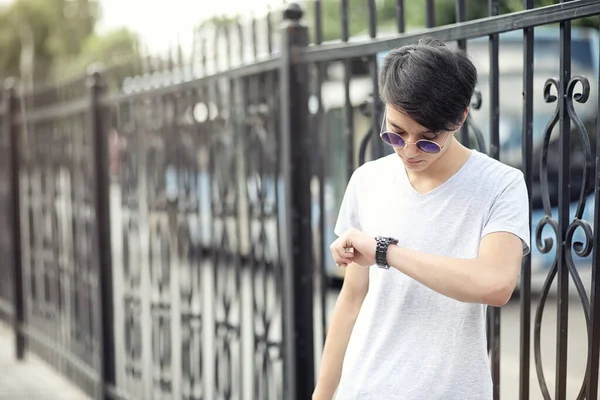 Asiatico giovane uomo indossare occhiali da sole all'aperto — Foto Stock