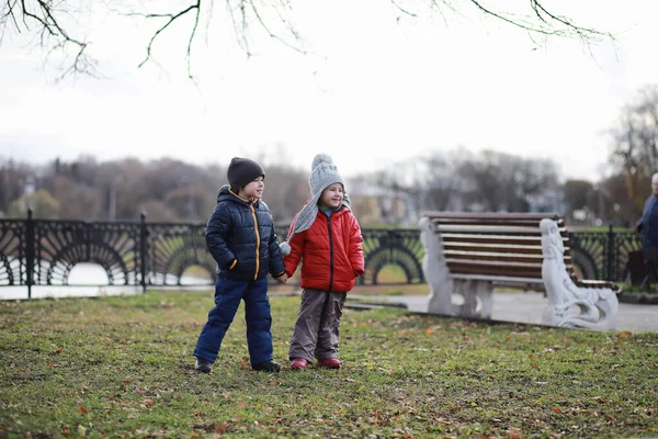 Dzieci chodzą na jesieni Park — Zdjęcie stockowe