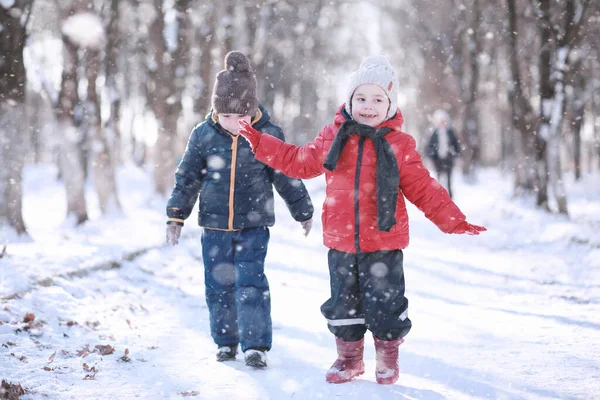 Çocuklar parkta ilk kar yürümek — Stok fotoğraf