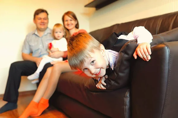 Junge Familie Vorabend Der Neujahrsferien Hause — Stockfoto