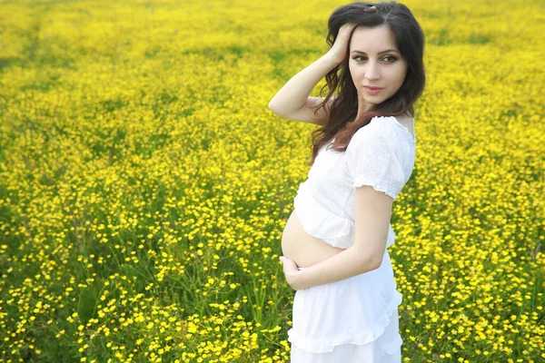 Femme Enceinte Dans Une Robe Dans Champ Fleurs — Photo