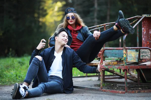 Amante casal andando em roupas casuais — Fotografia de Stock