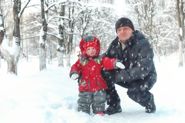 Padre Con Figlia Nel Parco Inverno Neve Piovana — Foto Stock