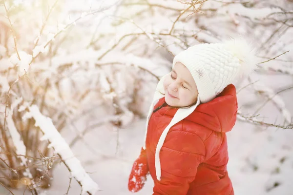 Niños en el parque de invierno jugar — Foto de Stock