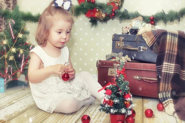 Little girl and Christmas tree — Stock Photo, Image