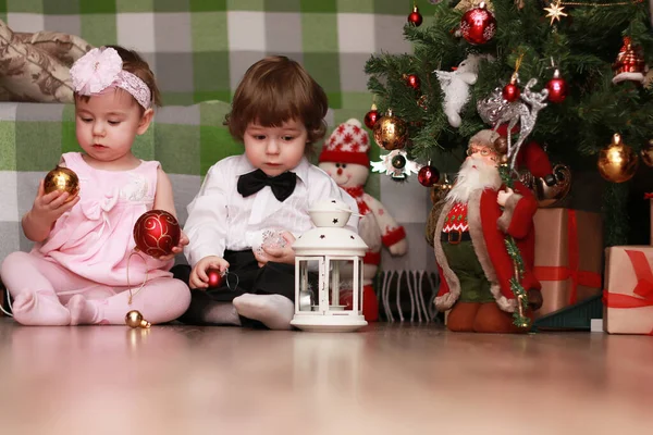 Crianças pequenas perto de um Natal — Fotografia de Stock