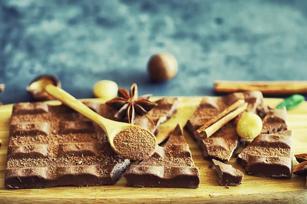 Una barra de chocolate con leche sobre la mesa. Chocolate con nueces y ci — Foto de Stock