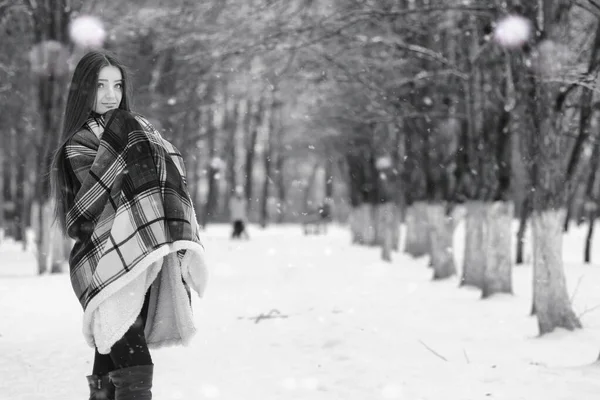 Dziewczyna w pochmurny dzień zimy — Zdjęcie stockowe