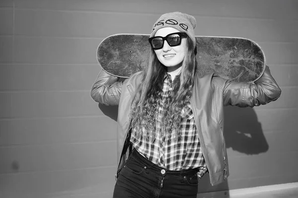 Молодая девушка-хипстер едет на скейтборде. Девушки подруги f — стоковое фото