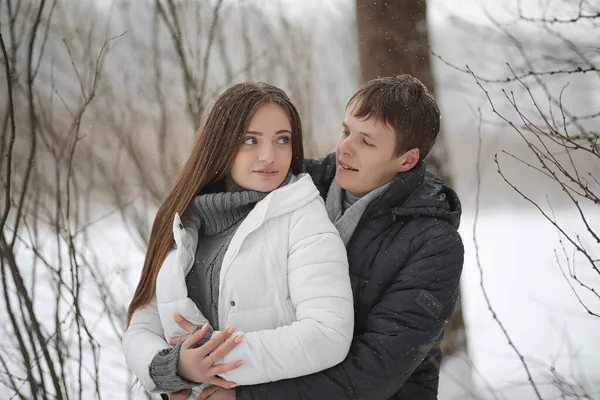 Paire d'amoureux sur une date après-midi d'hiver dans un blizzard de neige — Photo